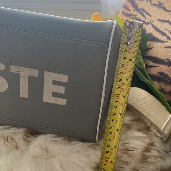 Used Lacoste travel/gym bag, normal sign of usage - Picture 5 of 13